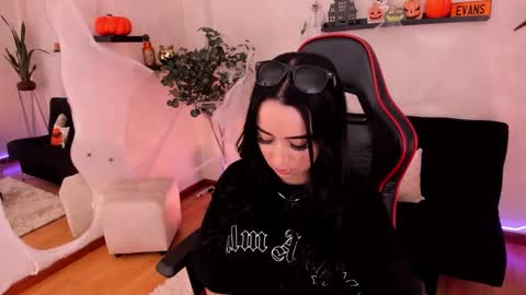 Snapshot of emmyevans1 chatting on October 20, 2025, 8:31 pm Emmy Evans online show from October 20, 2025, 8:31 pm