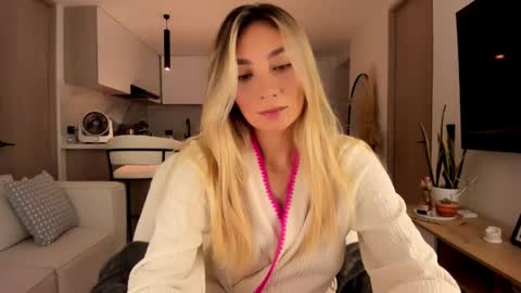 Snapshot of emyconneer chatting on December 8, 2024, 2:07 am emyconneer online show from December 8, 2024, 2:07 am