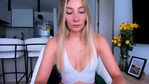 Snapshot of emyconneer chatting on January 8, 2025, 2:25 pm emyconneer online show from January 8, 2025, 2:25 pm