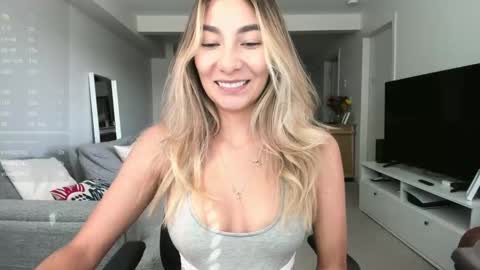 Snapshot of emyconneer chatting on September 16, 2025, 10:00 pm emyconneer online show from September 16, 2025, 10:00 pm