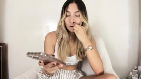 emyconneer online show from November 18, 2025, 9:19 pm