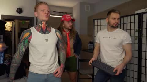 Snapshot of enjohnny chatting on November 3, 2025, 3:35 pm Johnny online show from November 3, 2025, 3:35 pm