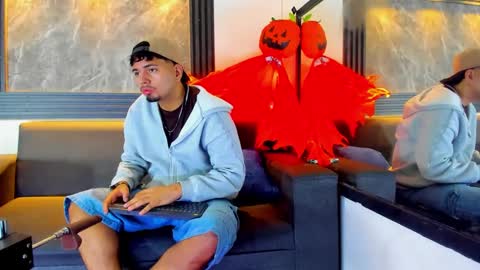 Snapshot of enrique_villa23 chatting on October 9, 2025, 12:25 pm enrique online show from October 9, 2025, 12:25 pm