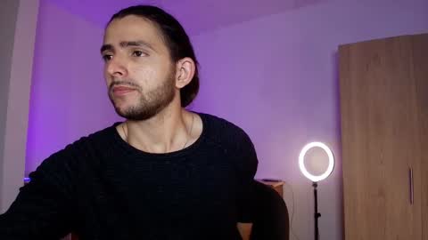 enzo_moretii online show from November 11, 2025, 11:38 pm