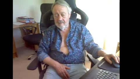 erasmus_d online show from April 18, 2026, 5:06 pm