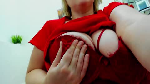 Snapshot of erikalov chatting on December 7, 2024, 8:11 am Adelina online show from December 7, 2024, 8:11 am