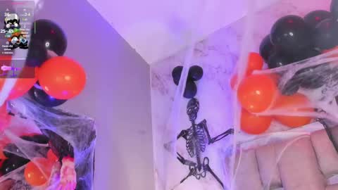 Snapshot of erikamontiel__ chatting on October 9, 2025, 8:29 pm Erika online show from October 9, 2025, 8:29 pm