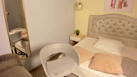 Escarlet online show from November 10, 2025, 12:37 pm