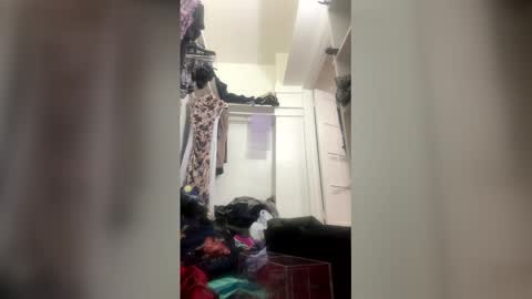 Snapshot of escence1994 chatting on March 2, 2026, 8:43 am escence1994 online show from March 2, 2026, 8:43 am