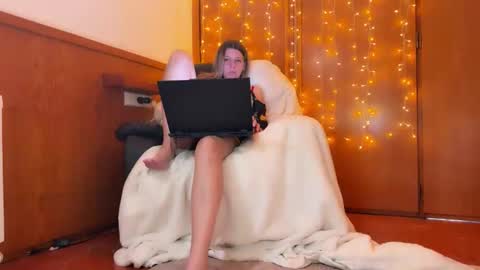 Snapshot of esma347866 chatting on January 16, 2026, 1:15 pm esma347866 online show from January 16, 2026, 1:15 pm