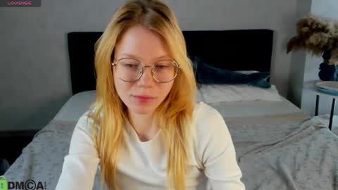 Esme Runn online show from May 13, 2026, 3:04 am