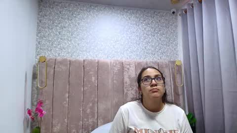 Esme online show from October 13, 2025, 1:33 pm