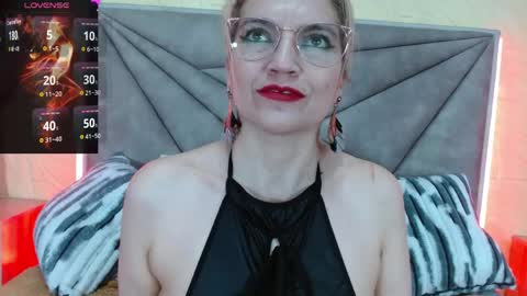 Esmeralda .INDEPENDENT MODEL online Monday to Saturday 3 pm Chicago online show from June 3, 2026, 3:09 am