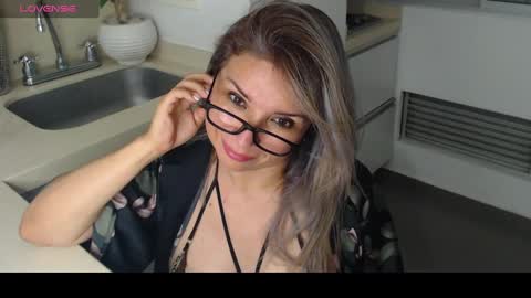 Snapshot of esperanza86_ chatting on February 6, 2025, 3:16 am Juliana online show from February 6, 2025, 3:16 am