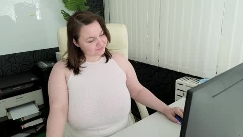 Snapshot of essensual_ chatting on May 1, 2026, 2:16 am Ava online show from May 1, 2026, 2:16 am