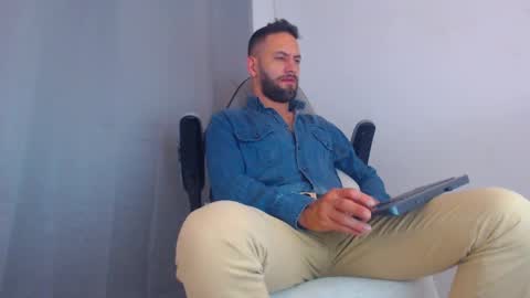 Snapshot of esteban7984068 chatting on February 20, 2025, 1:25 am esteban online show from February 20, 2025, 1:25 am