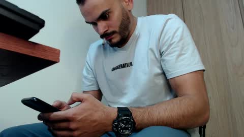 Snapshot of esteban_fer chatting on February 9, 2025, 7:19 pm Esteban Fernandez online show from February 9, 2025, 7:19 pm