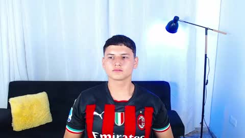 estebancum18 online show from June 3, 2026, 1:36 pm