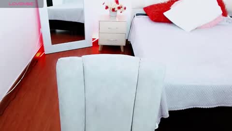 Moon online show from October 6, 2025, 7:44 pm