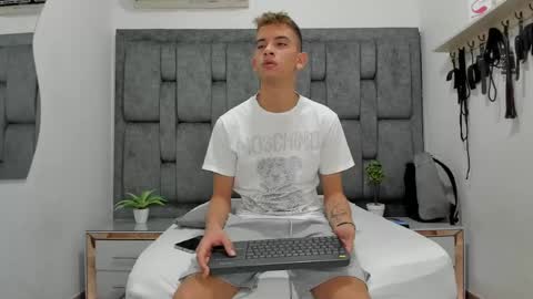 Snapshot of ethanhot_os chatting on April 5, 2026, 5:32 pm ethanhot_os online show from April 5, 2026, 5:32 pm