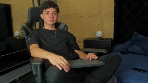 Snapshot of ethanlowell chatting on October 27, 2025, 10:14 pm ethanlowell online show from October 27, 2025, 10:14 pm