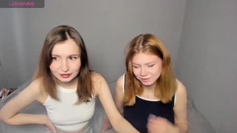 Veronica Tiia Lilith left to right online show from October 5, 2025, 4:11 am