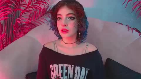 Snapshot of eva_halsey chatting on November 6, 2025, 8:21 pm E V A online show from November 6, 2025, 8:21 pm