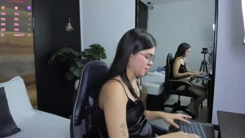 Snapshot of eva_swan_ chatting on May 6, 2026, 12:10 pm E V A online show from May 6, 2026, 12:10 pm