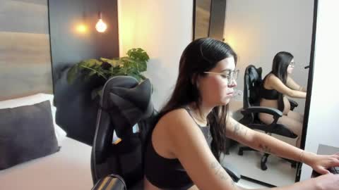 Snapshot of eva_swan_ chatting on May 12, 2026, 12:35 pm E V A online show from May 12, 2026, 12:35 pm