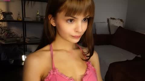 Snapshot of eva_zill_blossom chatting on October 4, 2025, 5:05 am Hello my name is Eva its my first day here online show from October 4, 2025, 5:05 am