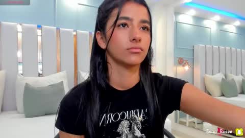 Snapshot of evaa_rose_ chatting on November 12, 2025, 9:03 pm Eva online show from November 12, 2025, 9:03 pm