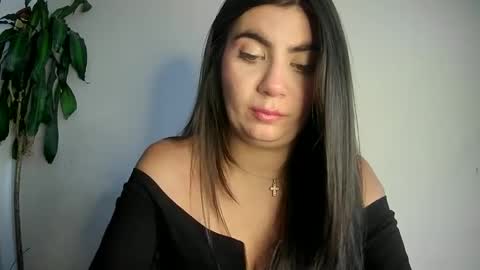 evacollins12 online show from January 28, 2025, 10:45 pm