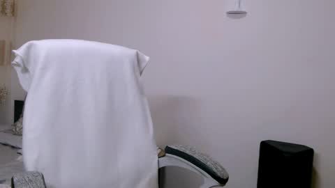 EvadesireONE online show from April 1, 2026, 4:59 pm