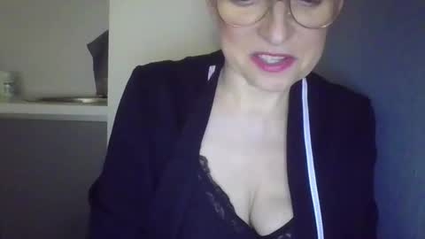evaglad online show from October 19, 2025, 6:19 pm