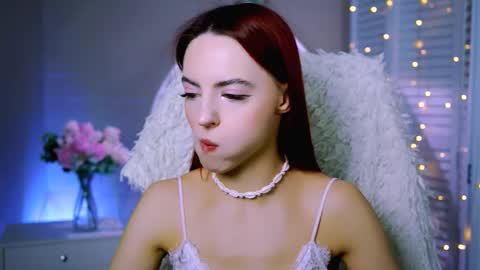 Eva  online show from November 19, 2025, 8:25 am