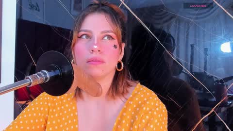 Snapshot of evelin_belen chatting on October 10, 2025, 12:15 pm EVELIN online show from October 10, 2025, 12:15 pm