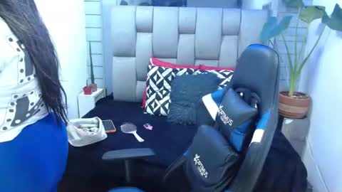 evelin zaens online show from June 30, 2026, 3:18 am