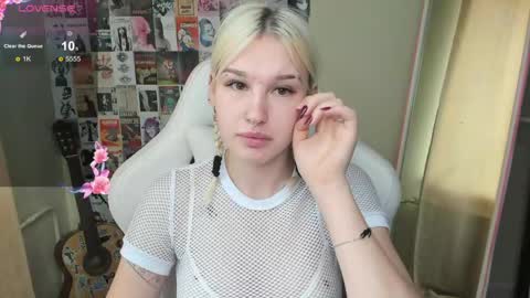 Snapshot of evelinalu chatting on May 19, 2026, 1:44 am Evelina online show from May 19, 2026, 1:44 am