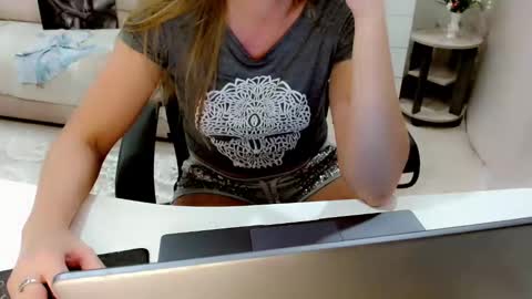 evelove online show from October 11, 2025, 5:11 pm