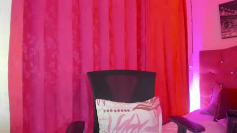 Evelyn Sandoval online show from April 14, 2026, 12:27 am