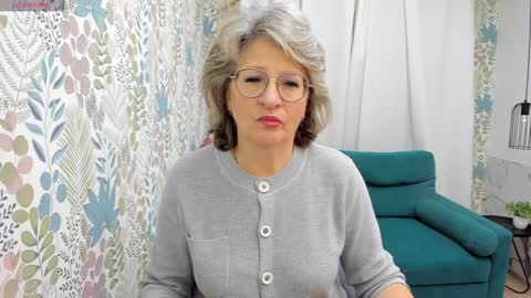 Snapshot of evelynblissful chatting on December 2, 2024, 5:04 am Evelyn online show from December 2, 2024, 5:04 am