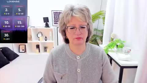 Snapshot of evelynblissful chatting on November 17, 2025, 5:13 am Evelyn online show from November 17, 2025, 5:13 am