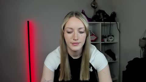 evelynblond online show from April 7, 2026, 12:27 pm