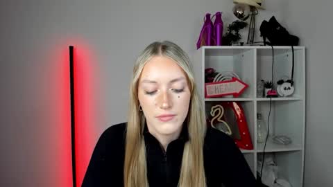 evelynblond online show from June 1, 2026, 12:40 pm
