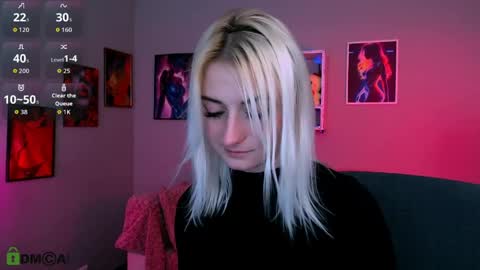 evelynlovelyy online show from April 8, 2026, 7:36 pm