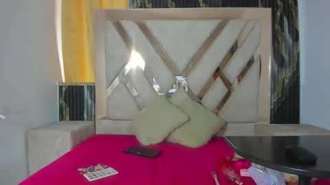 EvelynMoore   online show from January 8, 2026, 7:05 pm