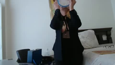 Snapshot of evelynsmithcol chatting on December 21, 2025, 4:03 pm Evelyn Smith online show from December 21, 2025, 4:03 pm