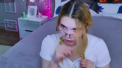 Snapshot of evie_val chatting on November 2, 2025, 3:14 pm evie_val online show from November 2, 2025, 3:14 pm