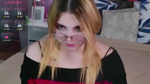 Snapshot of evie_val chatting on November 7, 2025, 3:23 pm evie_val online show from November 7, 2025, 3:23 pm