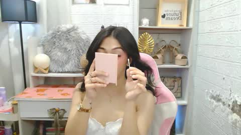 exotictssavie online show from December 1, 2025, 5:18 pm